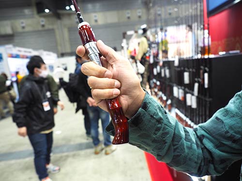 オリジナルデザインのアルミ製グリップは軽いだけではなく、細いくびれを作って、非常に握りやすくなっている。このように、キャスト時でも指が一周する感じだ。