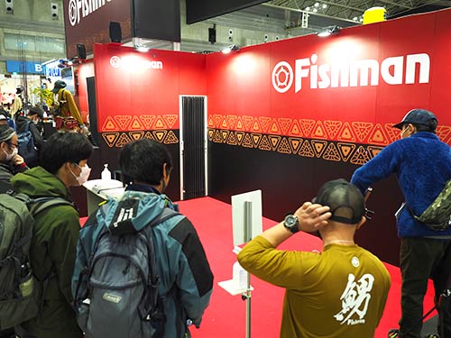 フィッシュマンのブースではイベント恒例の「的当て」が大人気。賞品がなくなっても、希望者が列をなして順番を待っていた。