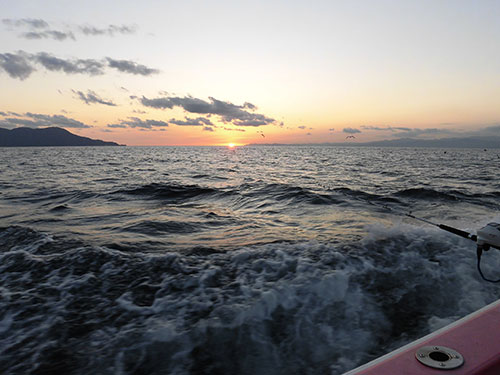 沖で日没を見送る