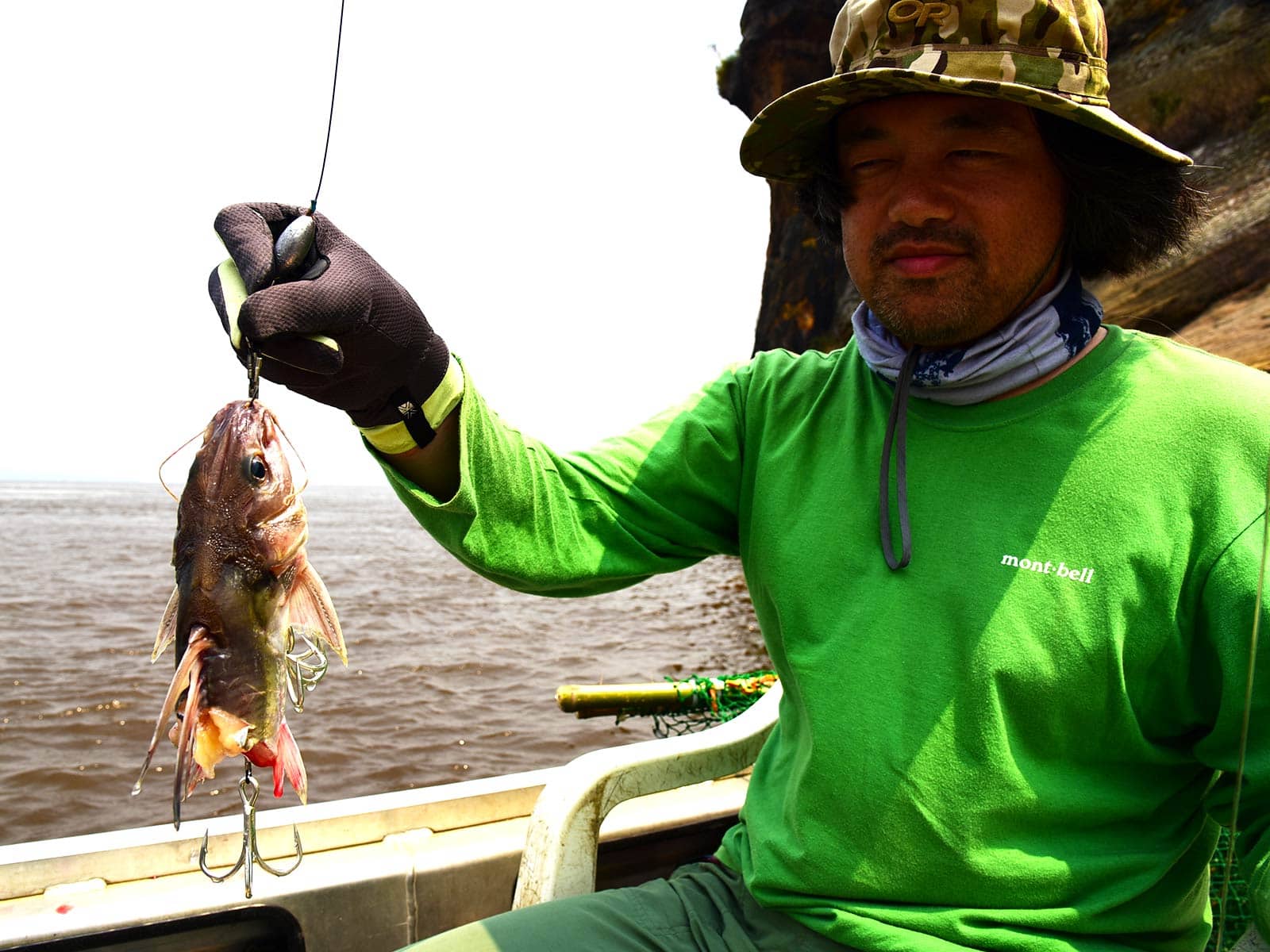 餌のナマズ(ムスワロ)がムベンガの一撃によって無惨な姿になって帰ってきた。この状態になってもボートデッキを這って歩く元気がある。それにしてもフッキングが決まらないのだ