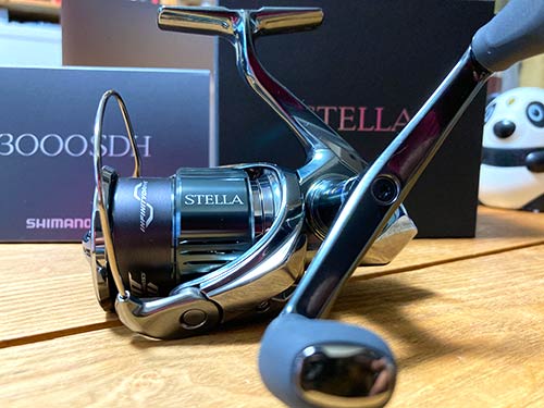 18ステラを売って(売却金額:4万8000円)購入した、語り部の22ステラC3000SDH。今でももちろん愛用している。ちなみに、22ステラは2500SHGも購入したが、思うところあり、ほとんど使わずに売った…ら、想定よりも高く売れてしまった(しかし、これは例外である)。ダイワのスピニングならセルテートも中古で値下がりしにくい