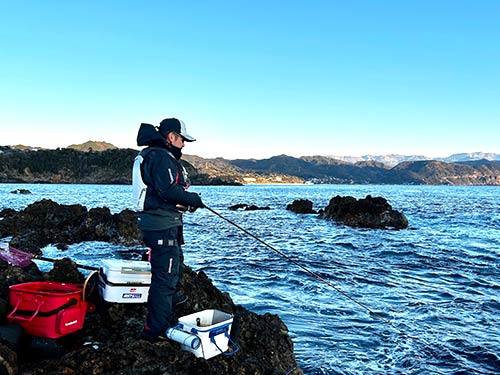 私は水道側に釣り座を構えた。根が荒く、いかにもメジナが居着きそうなポイントだ
