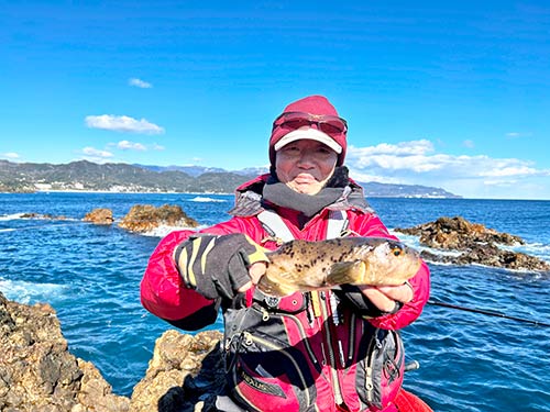 杉崎さんが釣ったアカメフグ。これには苦笑い