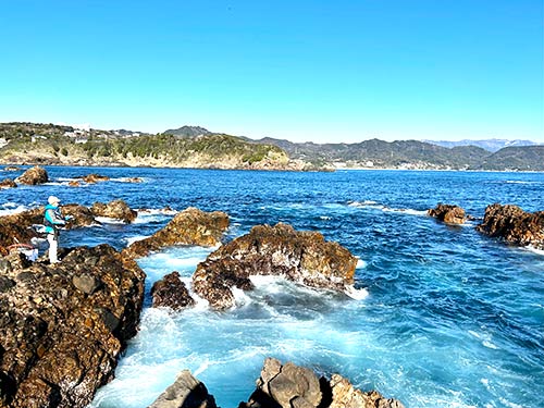 竹中さんの水道側の釣り座。テラス状に落ち込んでおり、取り込みが大変難しい