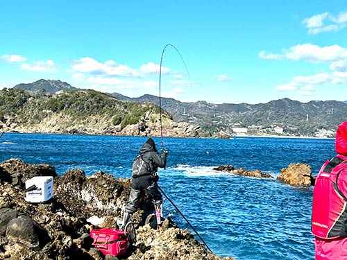 お気に入りの1号竿を綺麗に曲げて取り込む高橋名人