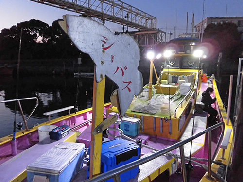 シーバス看板が目印の「さくら丸」に乗り込んだ