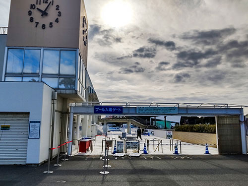 思いっきり「プール入場ゲート」と書かれた入口を入ると左側に受付がある