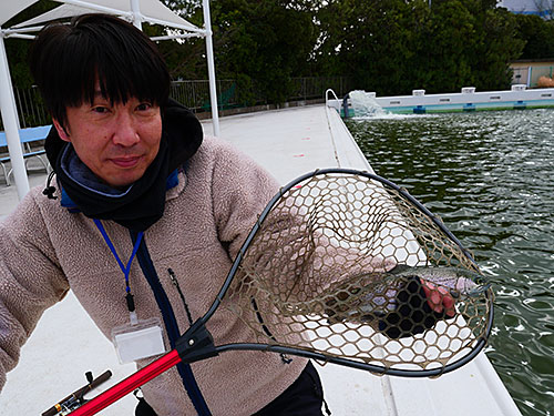 同行した釣り雑誌編集者の立川さんもクランクでキャッチ