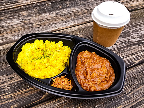 お肉がトロトロのバターチキンカレーは800円（税込）。土日は稲プーへ出張販売もあり（要確認）