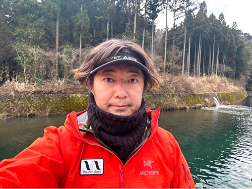 伊藤雄大(いとうゆうだい):気鋭のルアーメーカー「ベルベットアーツ」代表。管理釣り場ドットコムエリアトーナメント5連覇、トラウトキング選手権総合優勝など、エリアトラウト界で抜群の実力を誇る。バスの世界でもH-1グランプリ初参戦で年間ランキング3位など、トップクラスの腕を証明。クロダイ、アジング、デイナマ、磯ロックゲームなど、様々な釣りにのめりこみ、その経験値も高い。<a href='https://www.yudai-fishing.com/' style='color:#3badbb;' target='_blank'>伊藤雄大公式サイト</a>