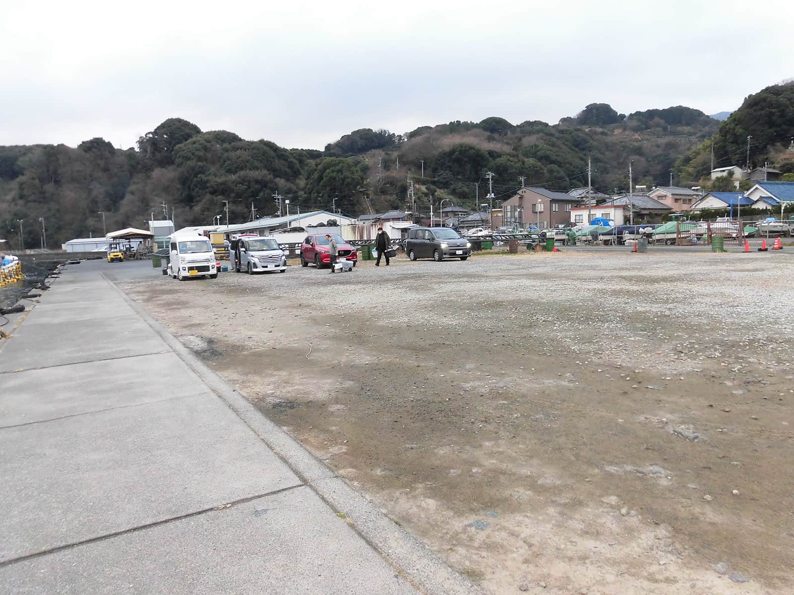 広々とした駐車スペース、入って右側へ並べて停める