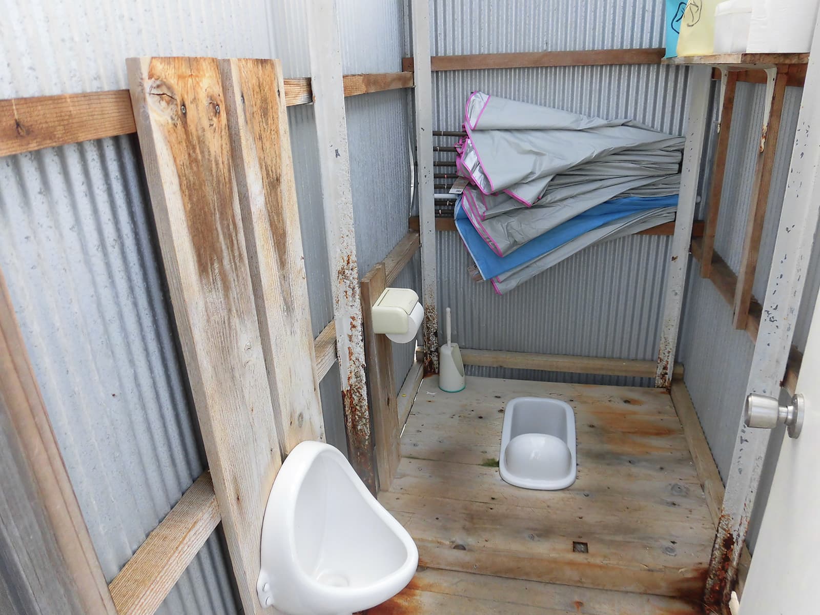 各筏に1つ、広々とした個室トイレが