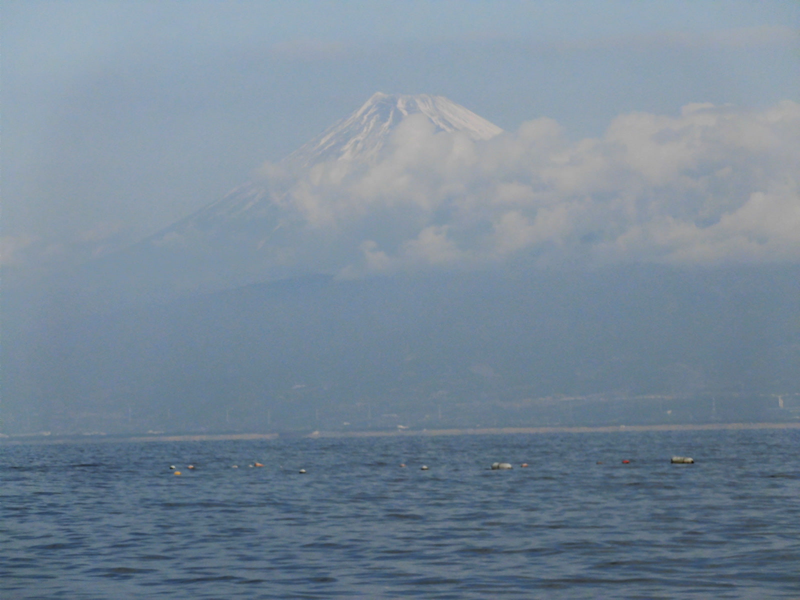 雲が晴れて、雪化粧の富士山が