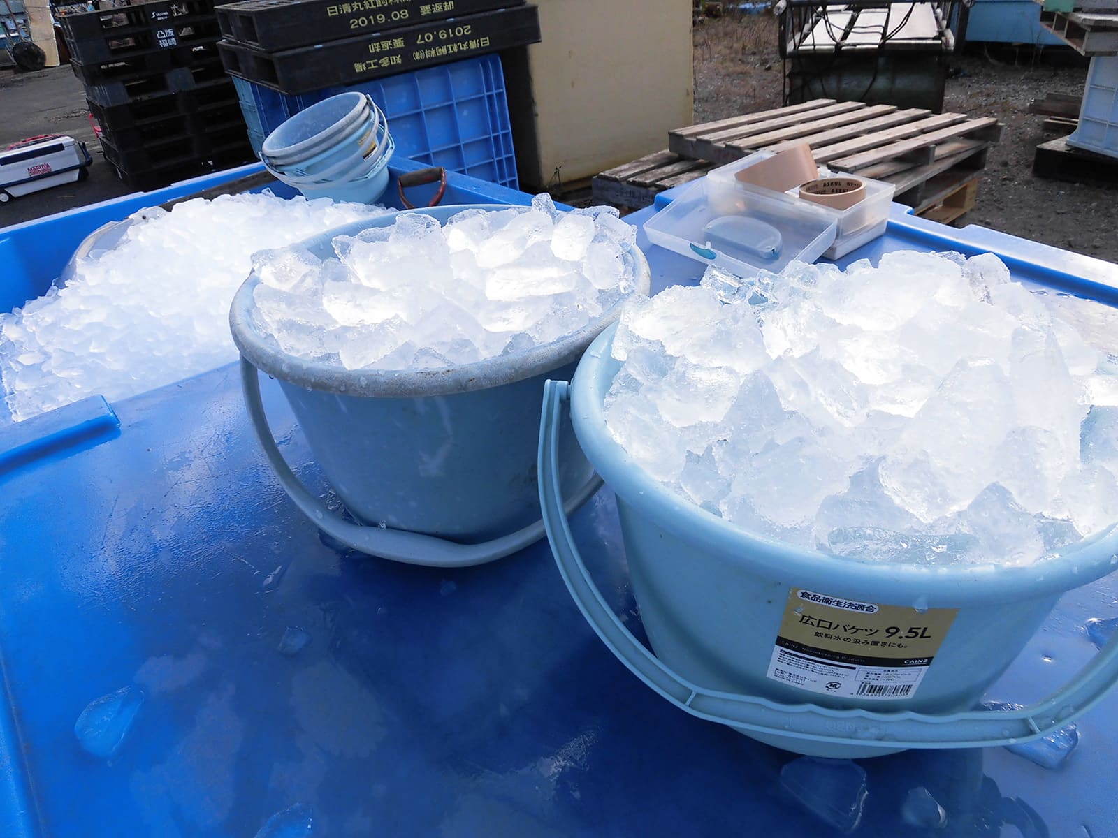 氷はバケツ一杯300円、しっかり冷やして持ち帰ろう