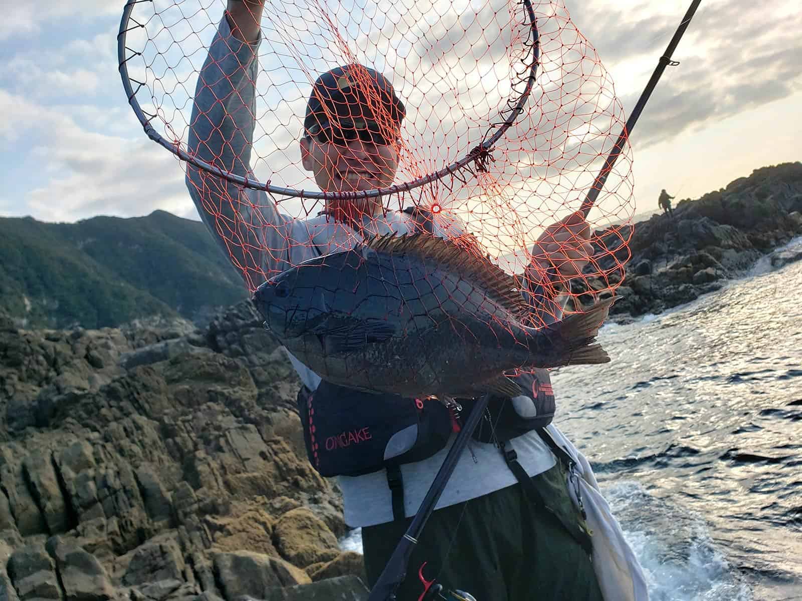 長崎から来た相棒の寺島君、鹿児島では久々のグラマラスボディ40cmオーバーを釣り大興奮！