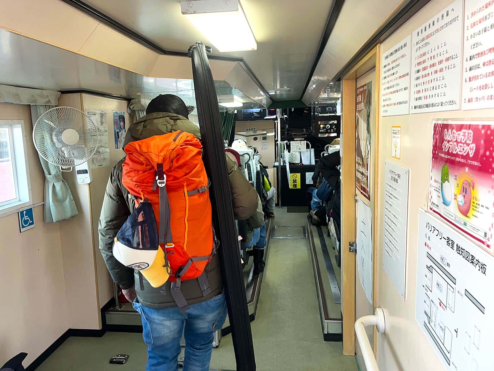出港30分前に着いたが船内の席は満員御礼！多くの釣り人が乗船していた