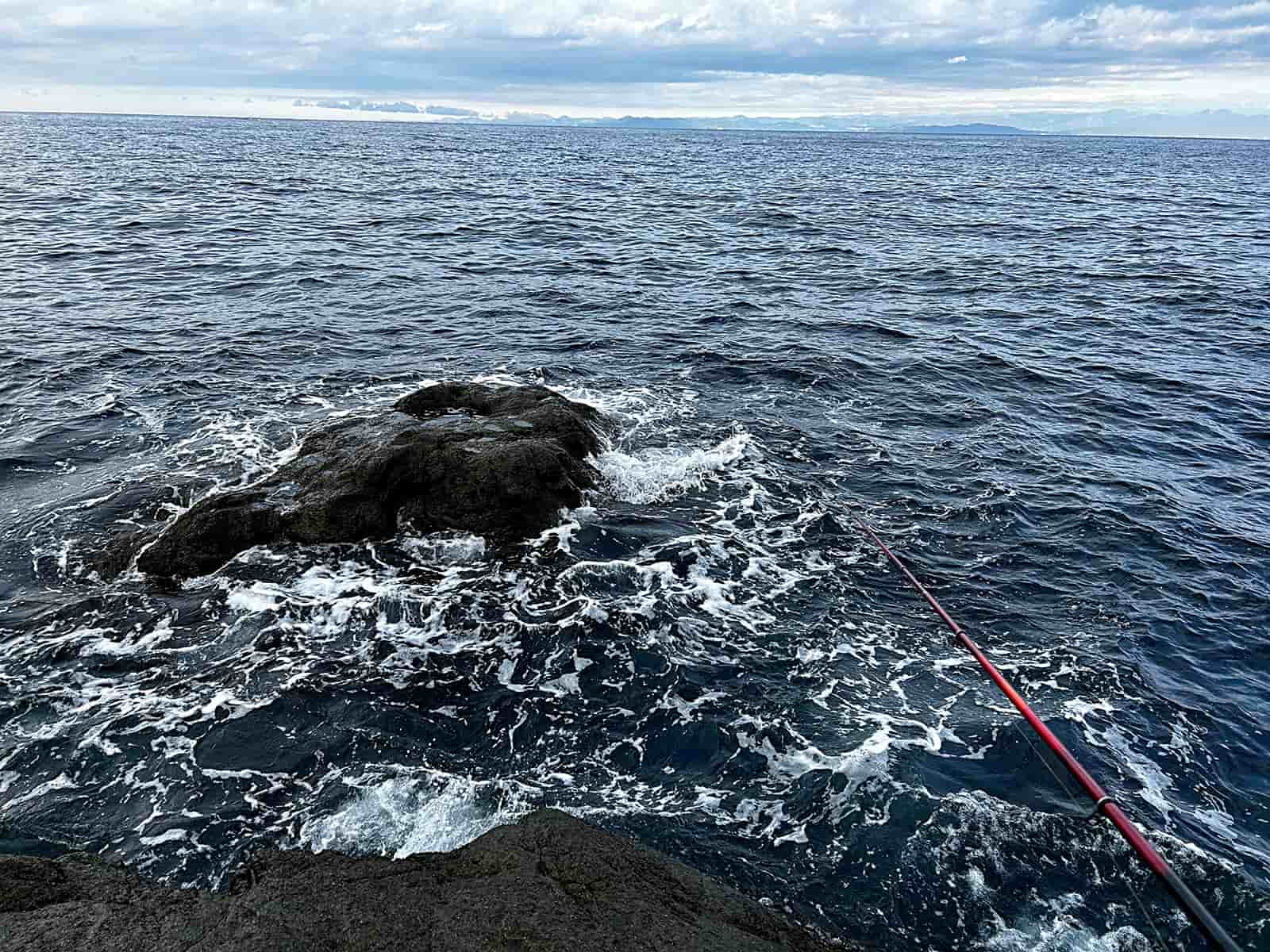 離れ磯の少し沖を流れる上り潮に流してメジナを狙った