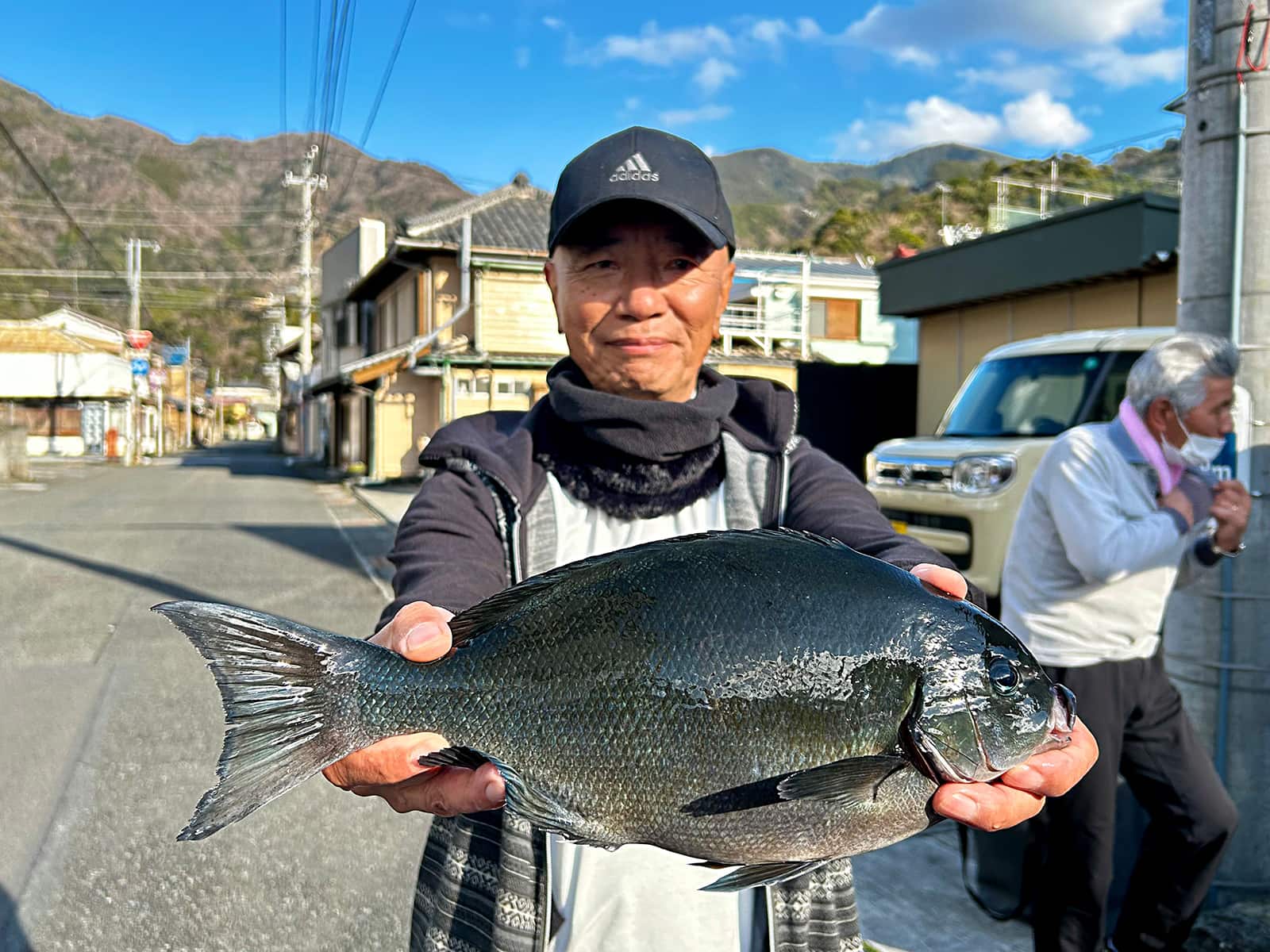 805g（38cm）のオナガメジナを釣り上げた杉崎さん
