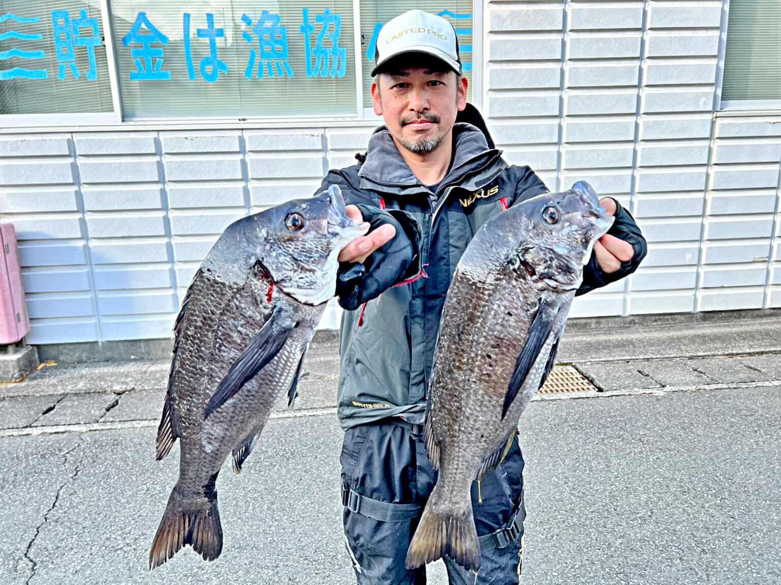 1.63kgのクロダイを釣り上げた筆者