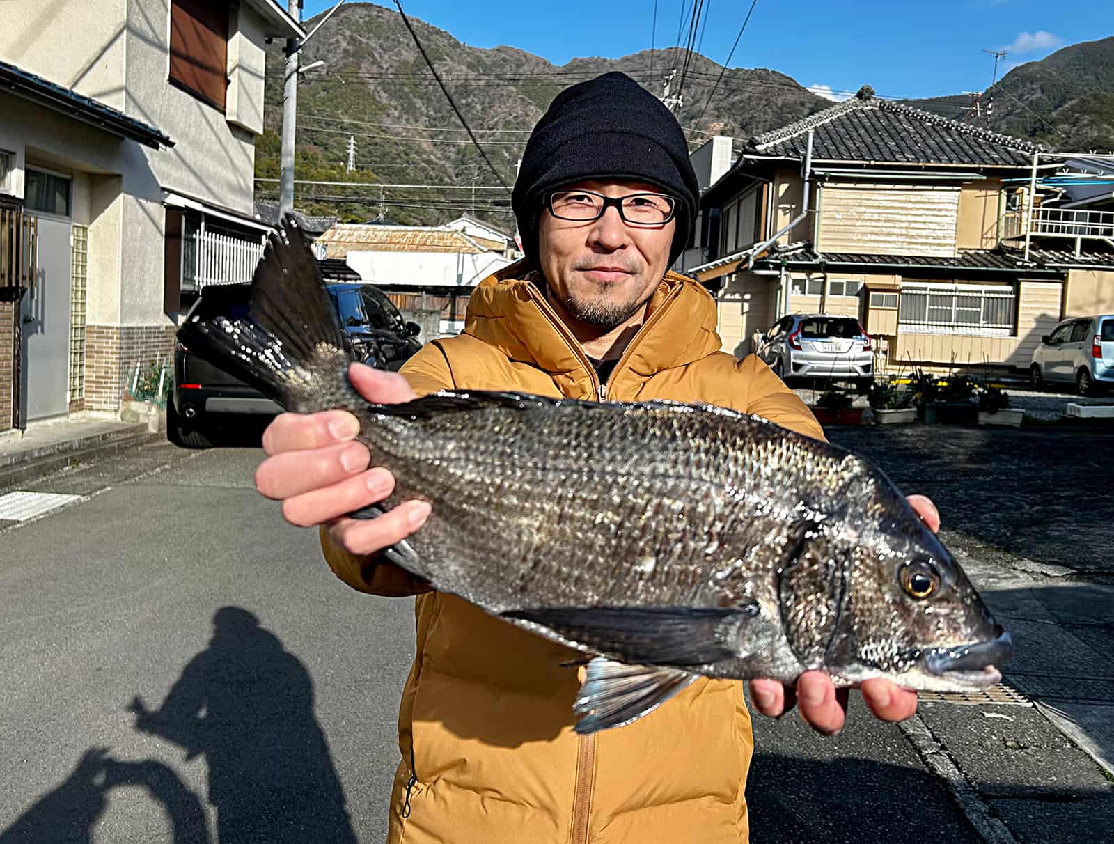 1.42kgのクロダイを釣り上げた嘉山さん