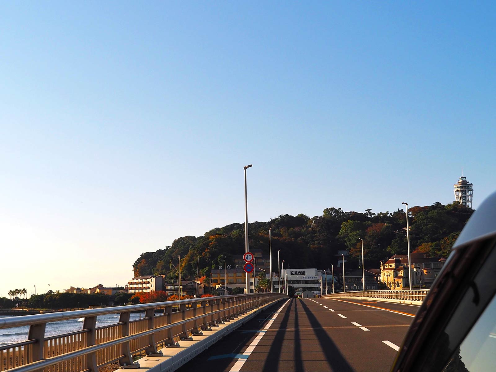 江の島に入って左側の突き当りの駐車場の裏が今回の釣り場。通称「表磯」、釜の口ワンド向いの「水道口」