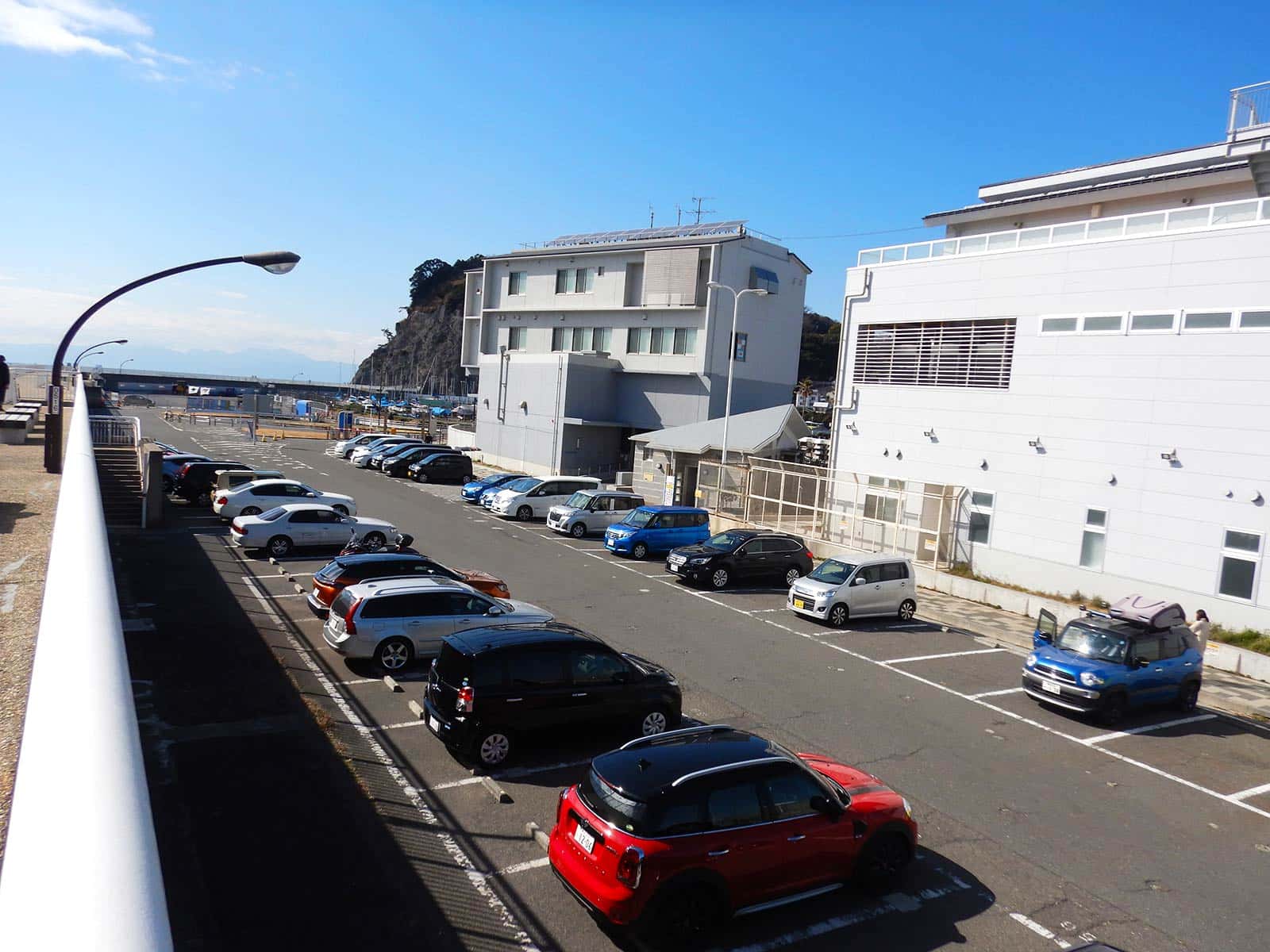 県営湘南港臨港道路附属駐車場の磯近くに止めると、釣り場までは200m位。今回は磯近くが工事中（3月末まで）のため湘南堤防側に駐車、ここにはトイレもある