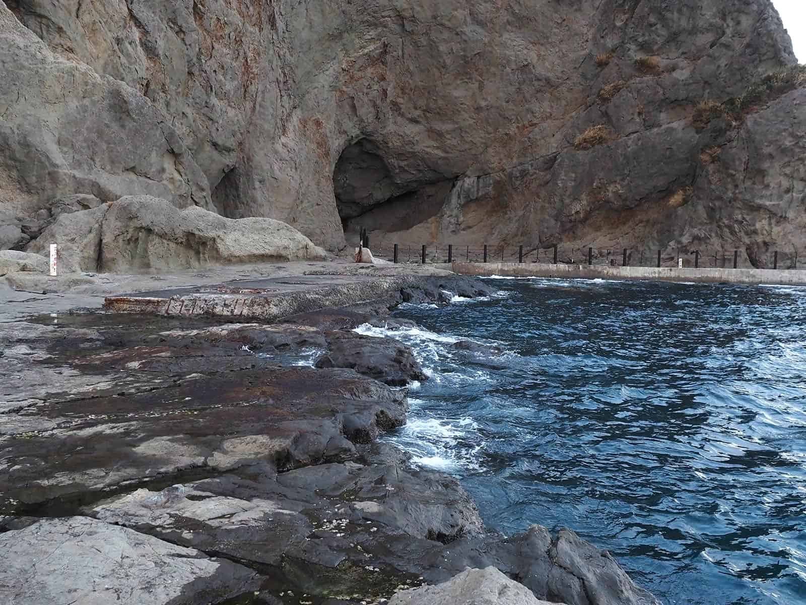 上げ始め、潮が高い時は「水道口」全体に波がかぶる