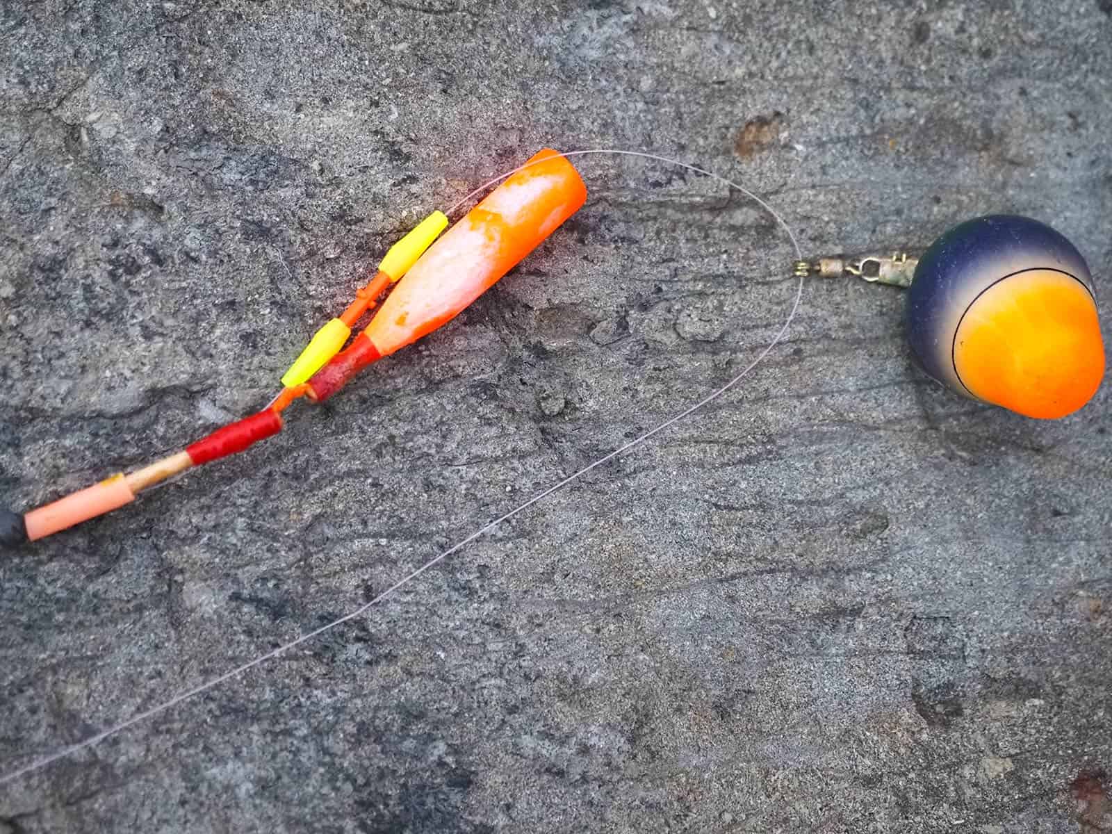 ボラはよく赤いウキに食いついてくるのでウキやゴム管は赤系で