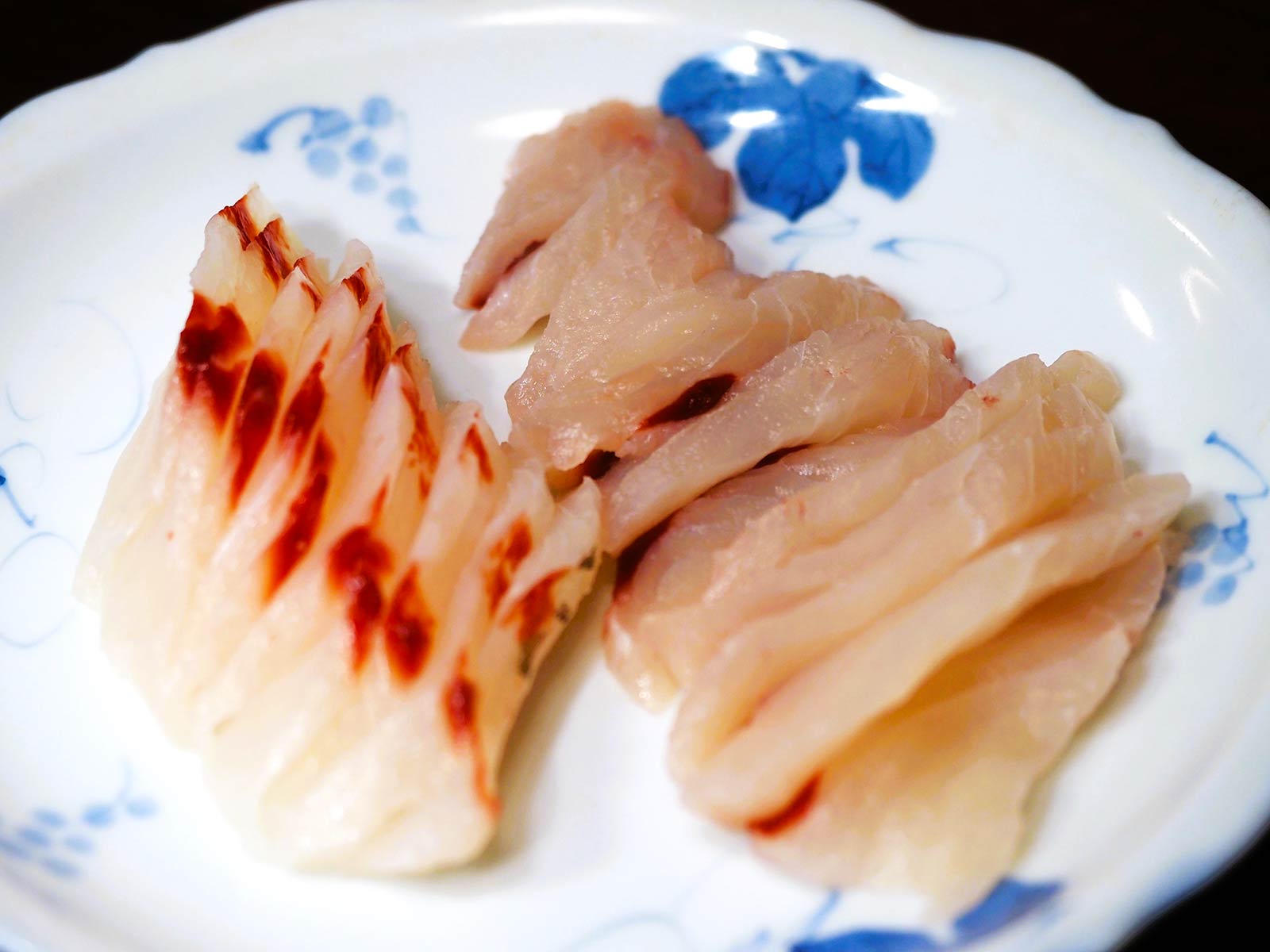 定番の刺し身、脂の少ないサワラ風の肉質でかなり美味しい