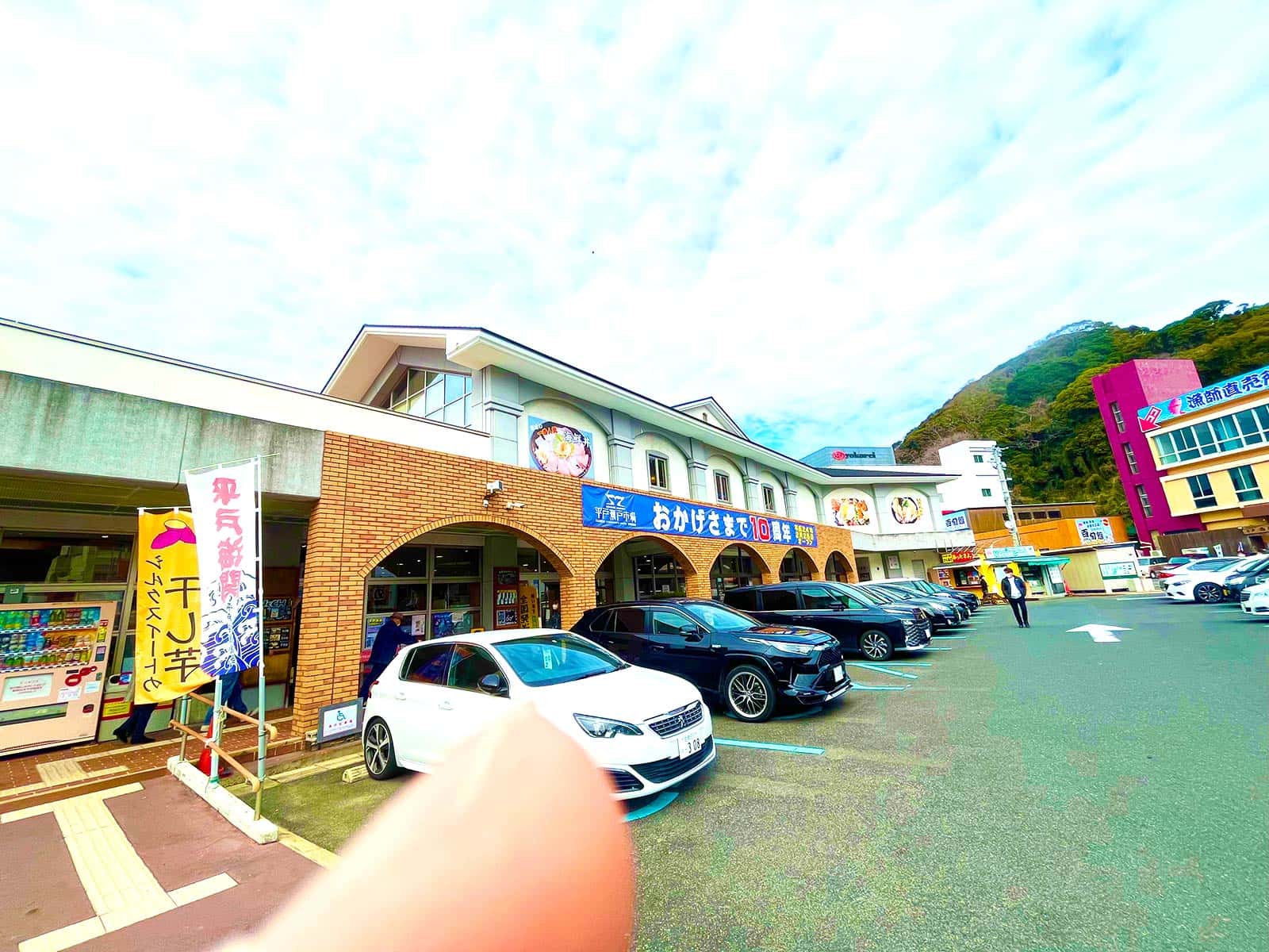 平戸大橋を渡る前には「平戸瀬戸市場」があり、お土産物やお弁当なども売っているので、ちょっと寄り道していくのもよいだろう