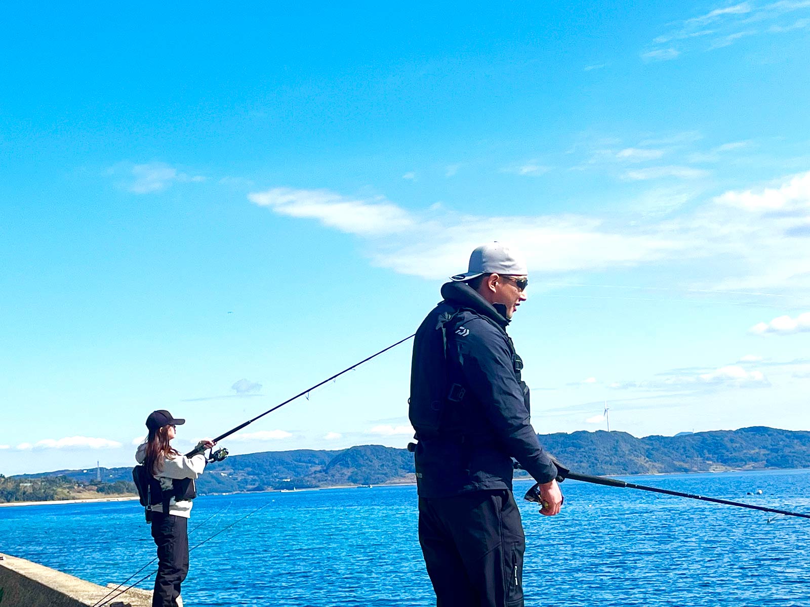 「毎週のように平戸島に釣りに来ている」と言う2人。大きなルアーを遠投していた！この2人との出会いが平戸島での一番の思い出となった