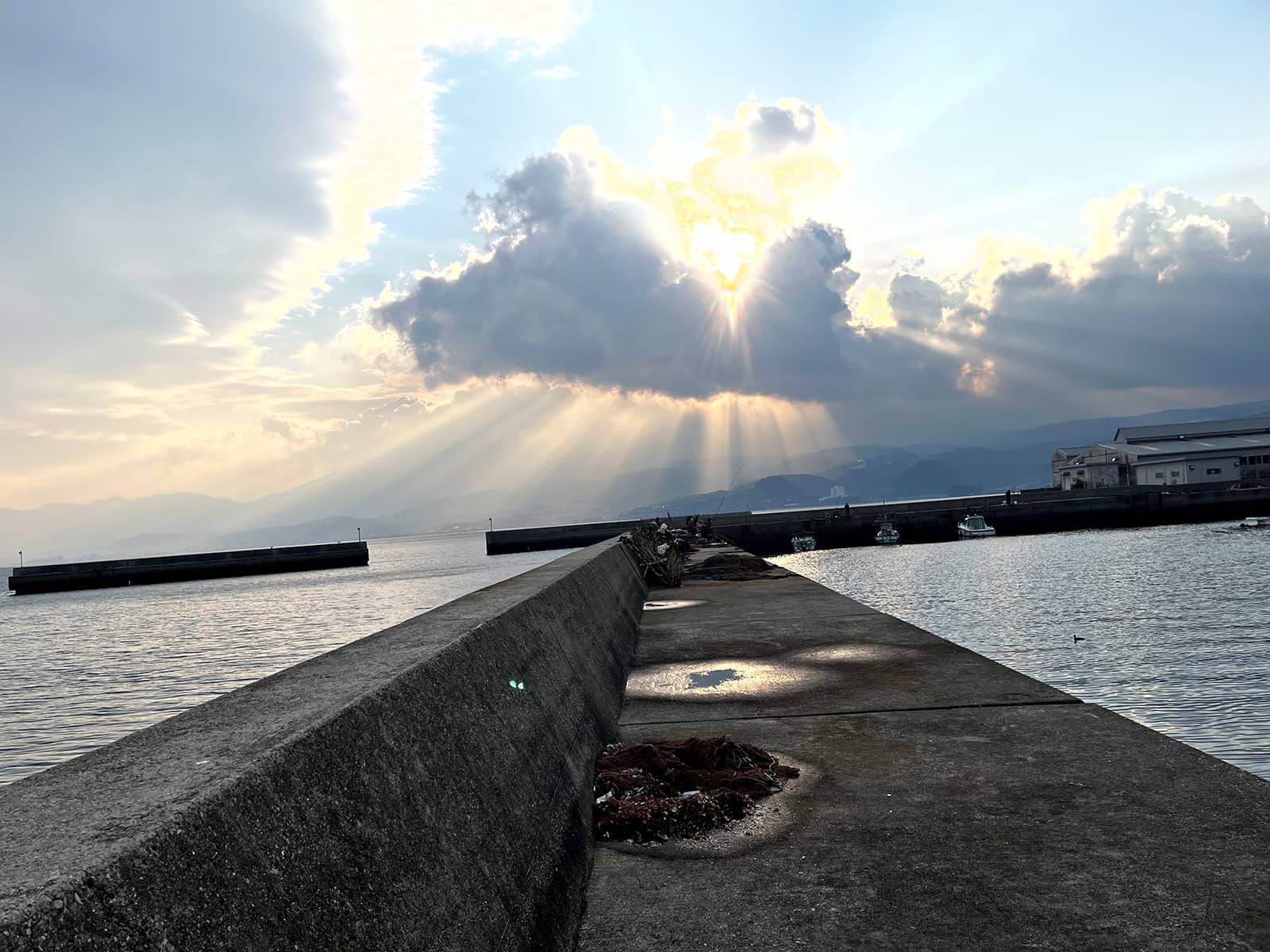 夕マヅメに着いた日出は晴れ間が見えていた。よいことがありそうな日差しである