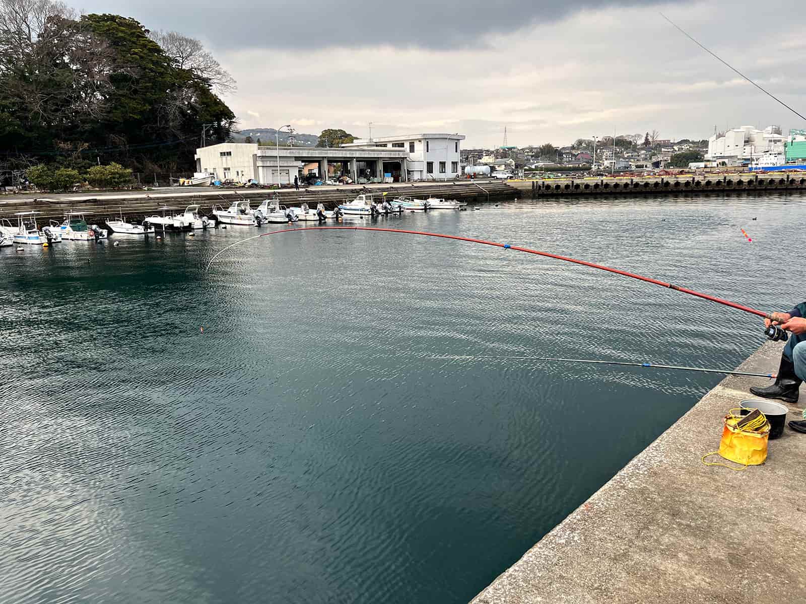 地元の方と並んでの釣りは実に楽しい