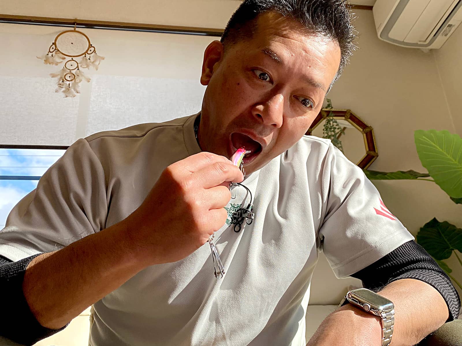 解禁を明日に控え興奮が抑え切れない様子。見た目はダンディだが実はお茶目な一面もあるヨッさんこと吉田和展。
※ルアーを口に入れる行為は非常に危険です。くれぐれも真似しないでください