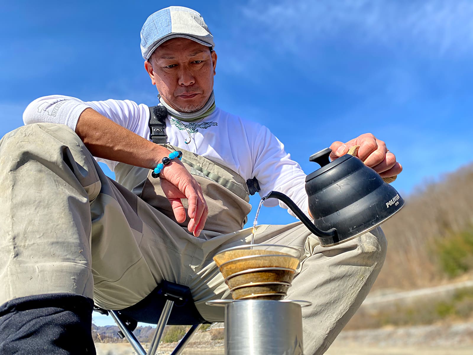 スタッフに挽きたてのコーヒーを振る舞う。違いがわかる男 “バリスタ”ヨッさん