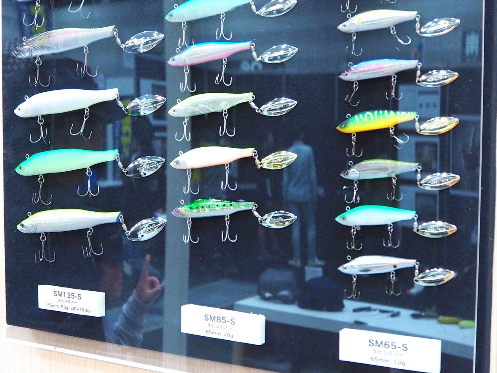 この「スピンミノー」は、オリジナリティーあふれるブレードベイト。中空の樹脂ボディーでカウントダウンがしやすく、中層スイミング時は水平姿勢を保ちながらレンジキープできる。日本ではシーバスファンに人気だ