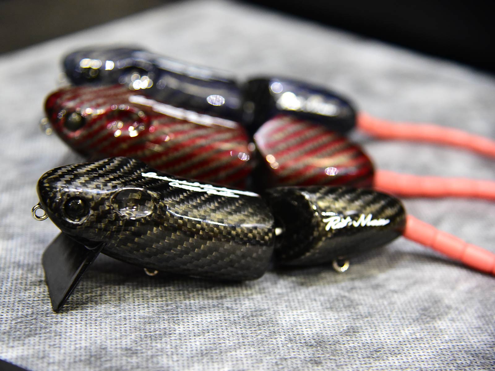 RATMAN(ラットマン)(スタジオコンポジット)。SPEC:全長=160mm。重量=約3oz。カラー=全3色。税込価格=14,300円。(発売中) URL=<a href='http://studiocomposite.jp/custombait/RAT MAN/' style='color:#3badbb;' target='_blank'>http://studiocomposite.jp/custombait/RAT MAN/</a> 厳密にはこれが最初のカーボンコンポジットルアー(2022年6月発売)。ナイトゲームで護岸にぶつけても壊れることもなく、水面で奏でる独特のサウンドでビッグバスを誘い出す