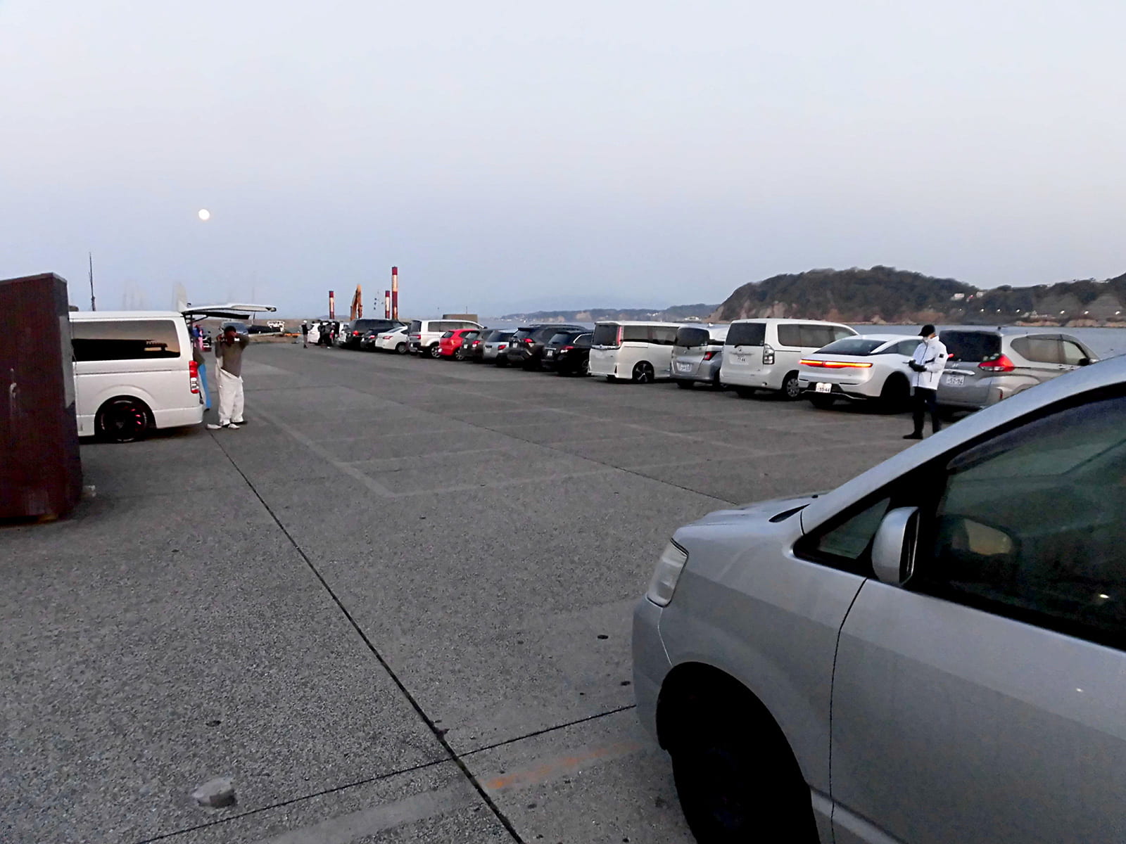広い港の駐車場にスタッフの指示で駐車