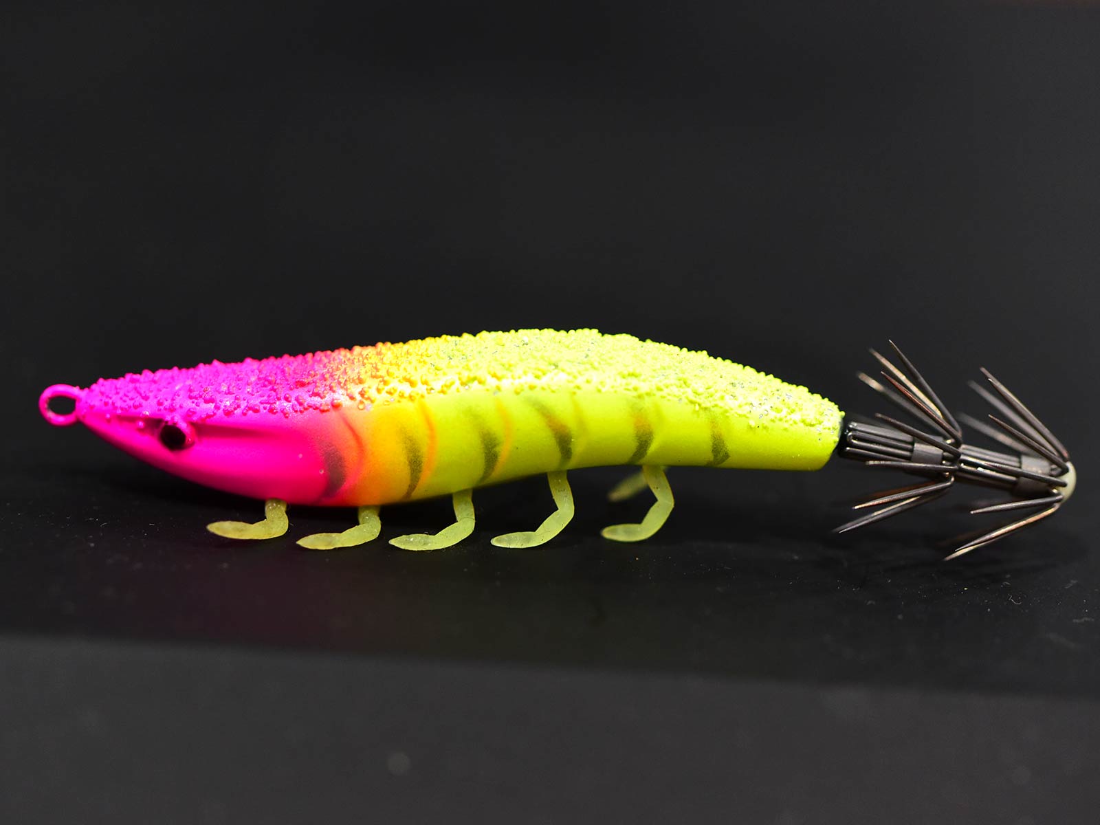 海老助スッテTG 20号(ジークラック)。SPEC:サイズ=20号。カラー=全8色予定。税込価格=未定。(2023年発売予定)ボディ素材にはタングステンを採用。より小さなシルエットで水の抵抗を抑え、狙ったタナまで素早く落とすことができる