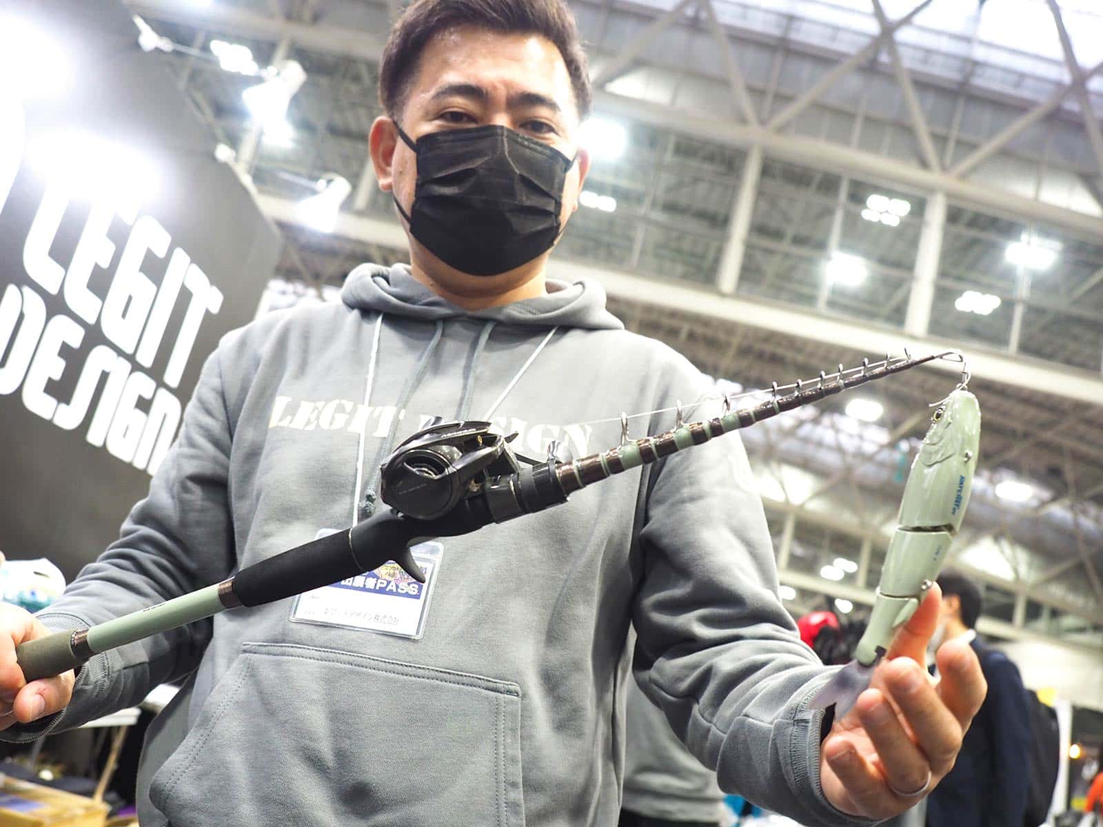 テレキャストTC-70XH BIGBAIT SPECIAL　SPEC：全長＝７フィート（213.4cm）。自重＝150g 。適合ルアー＝MAX112g。適合ライン＝14～30ポンド。継数＝6。仕舞寸法＝61.0cm。税込価格＝36,300円。これが畳んだ状態で、持っているのが鬼形さん