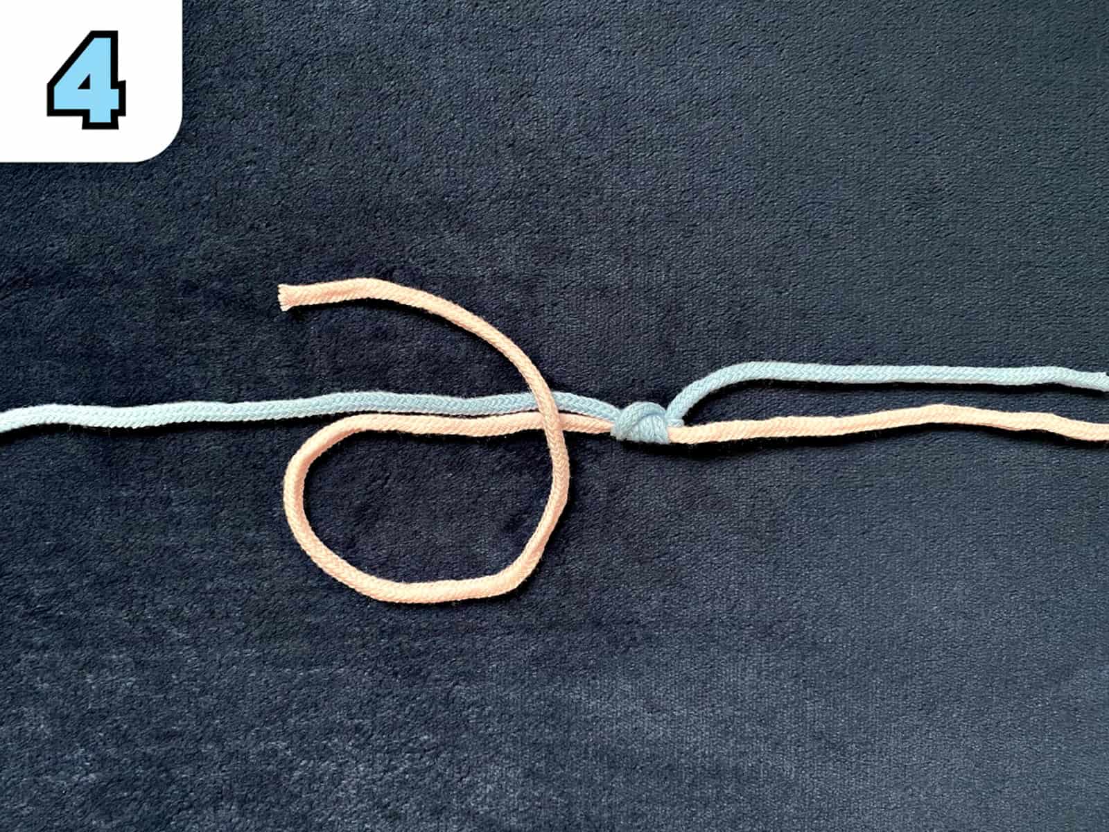 【4】ラインの締め込みが終われば、もう片方のラインで同じ工程を行う（ループを作る→ループに通して4、5回巻き付ける→本線と端糸を引っ張って軽く締め込む）