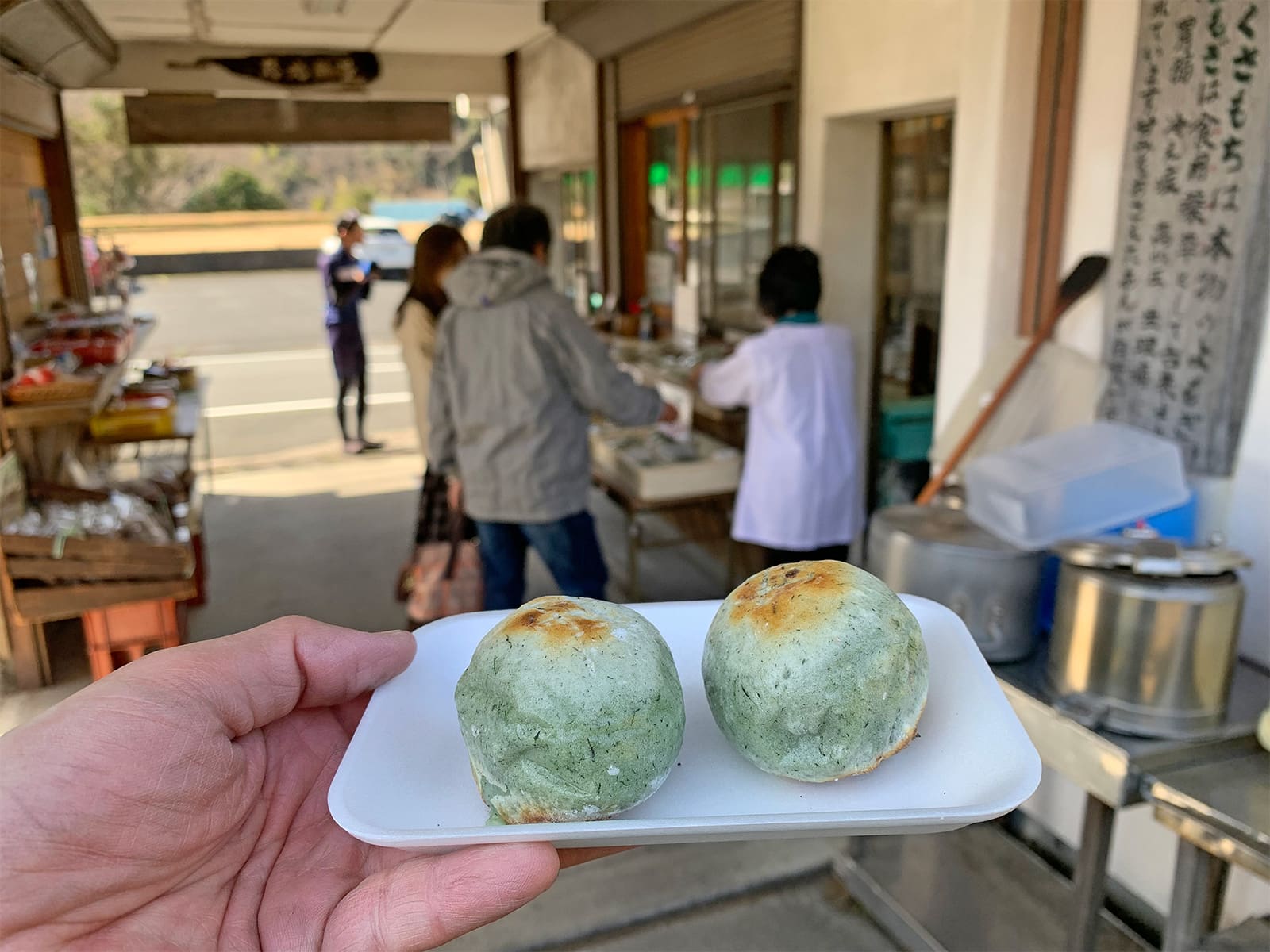 香ばしく焼かれたお餅のすぐ下にはあんこがタップリ。ヨモギの香りが大変爽やかな草餅は、ほうじ茶まで付いて一つ130円。月ヶ瀬方面へお越しの際は是非