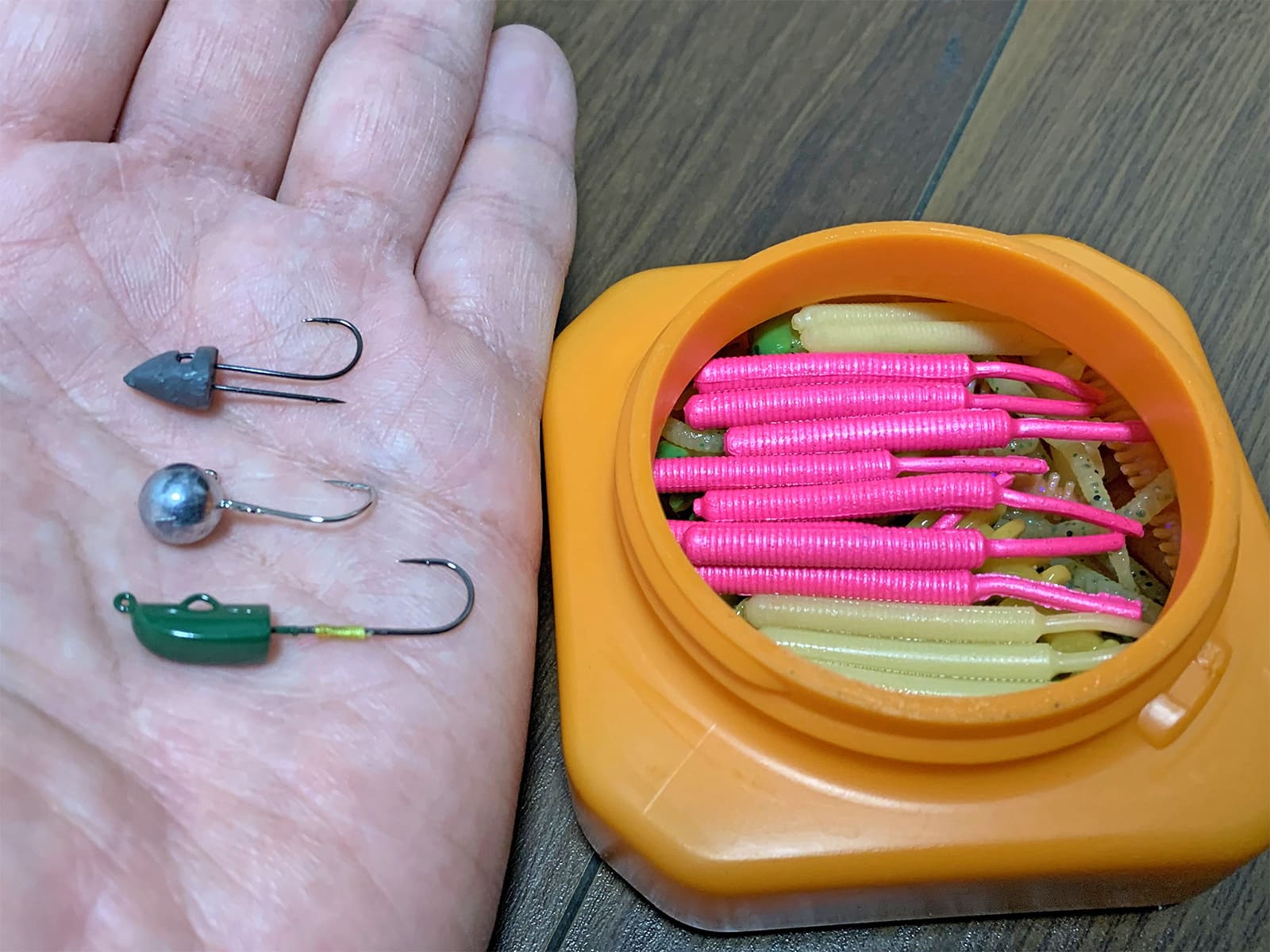 タックルは遠投性重視。7.6ftのメバル専用ロッドに2500番のハイギアリール。ラインはPE0.6号+フロロリーダー6～8lb。ジグヘッドは3～3.5g。ワームはエキスたっぷりの生分解性ストローテール1.5inch。東伊豆は型は良いが魚影は薄い。「反応がなければ場所を変える」という決断を少しでも早くするためのルアーチョイス
