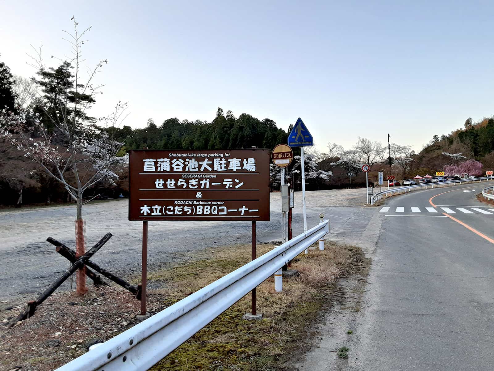 釣り場の駐車場。駐車スペースも充分