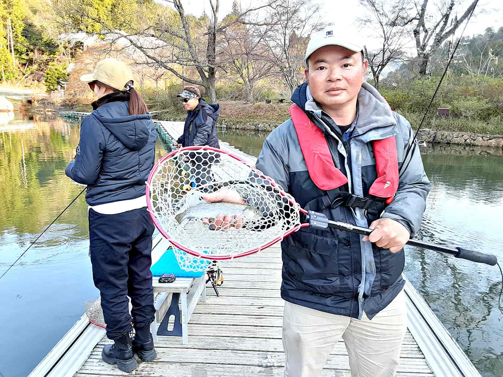 ニジマスをキャッチ！ちなみに子供はライフジャケットが必要