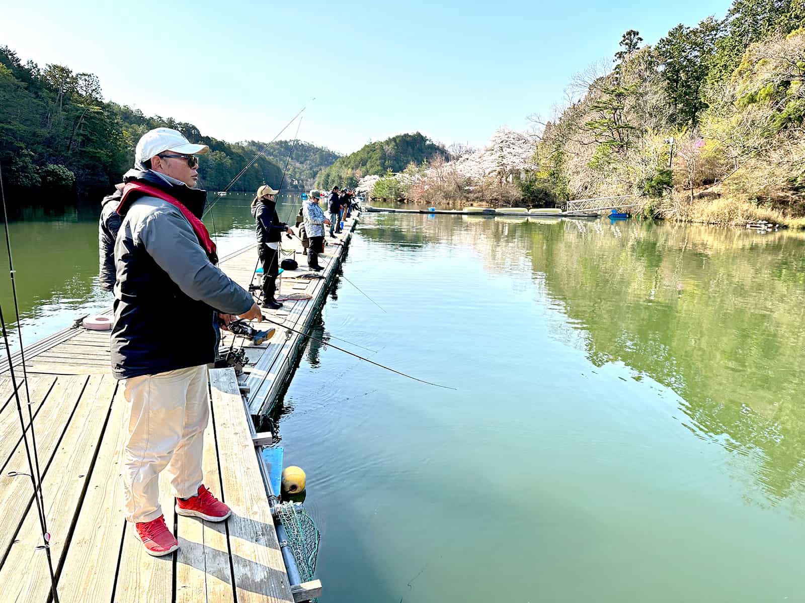 沈黙の時間が続く中、巻き続ける