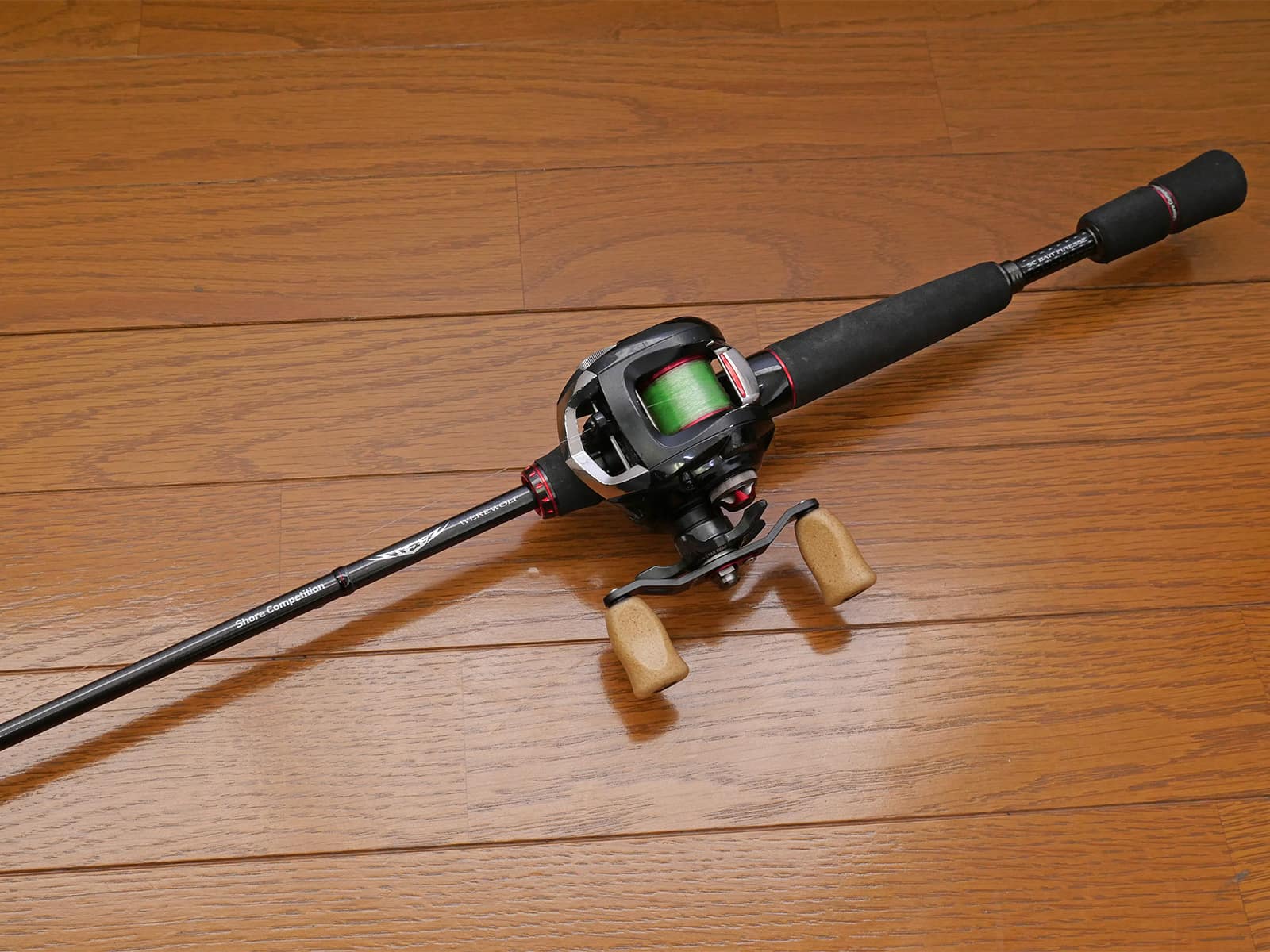 <strong>【川村光大郎のスナッグレスネコリグ用タックル】</strong>ロッドスティーズ ショアコンペティションSTZ SC661M/MLFB-SVウェアウルフ（DAIWA）●リール：SS AIR8.1L(DAIWA)+カーボンハンドル・コルクノブ（SLP WRKS）●ライン：スティーズフロロ クロスリンク10ポンド(DAIWA)