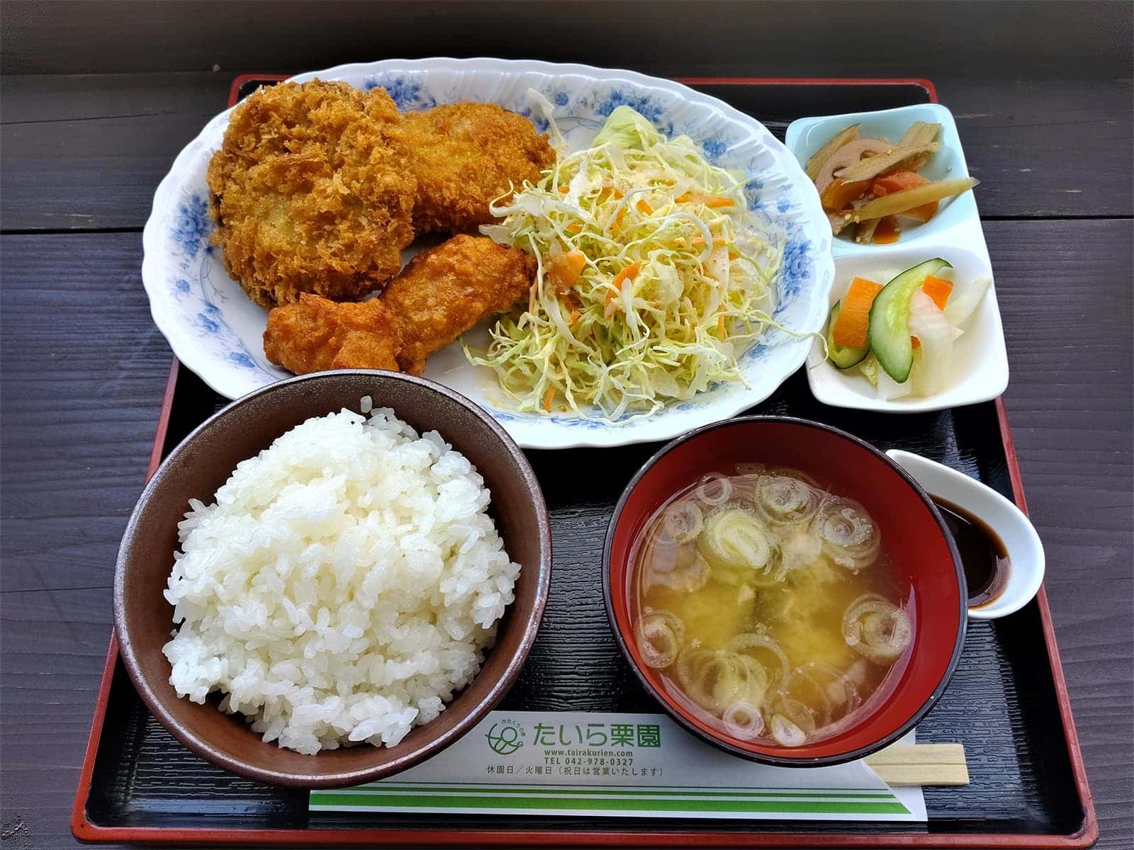 私が昼にいただいた手作りコロッケ、手作りメンチ、唐揚げがついた「くりえん定食」