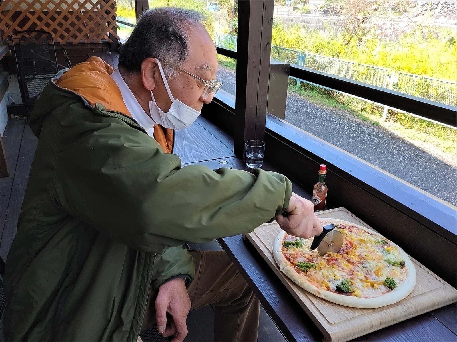 当日、施設の案内をして頂いた関係者の谷沢真一さんも一緒に昼食。メニューはこれまたファンの多い地元食材を使ったピザ