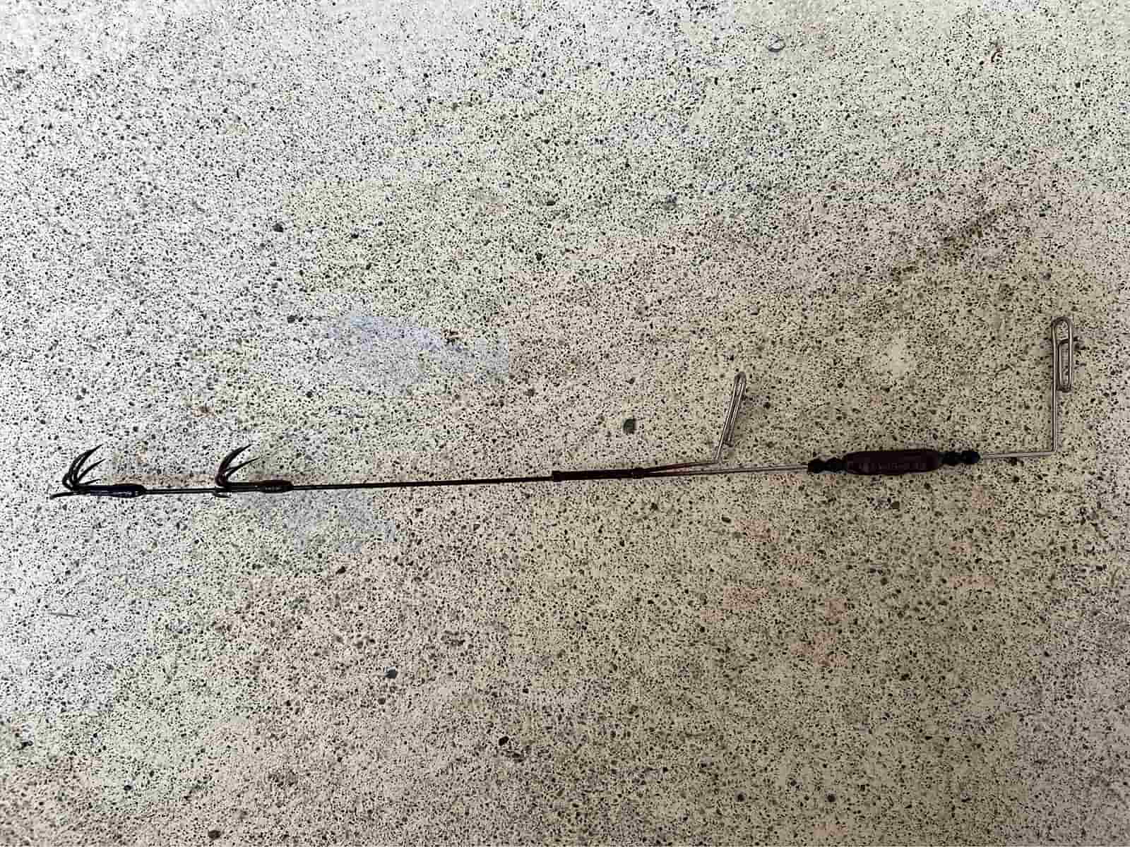 これが“ヤエン”本体。イカを寄せてきたら、これを道糸にぶら下げてイカの元へと送る